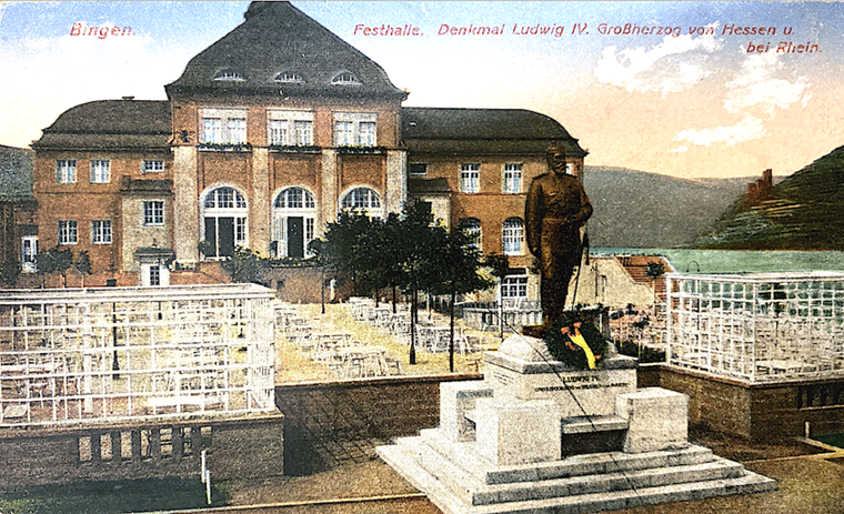 Das Denkmal von Großherzog Ludwig IV. von Hessen-Darmstadt stand zunächst ein paar Jahrzehnte vor der Festhalle.