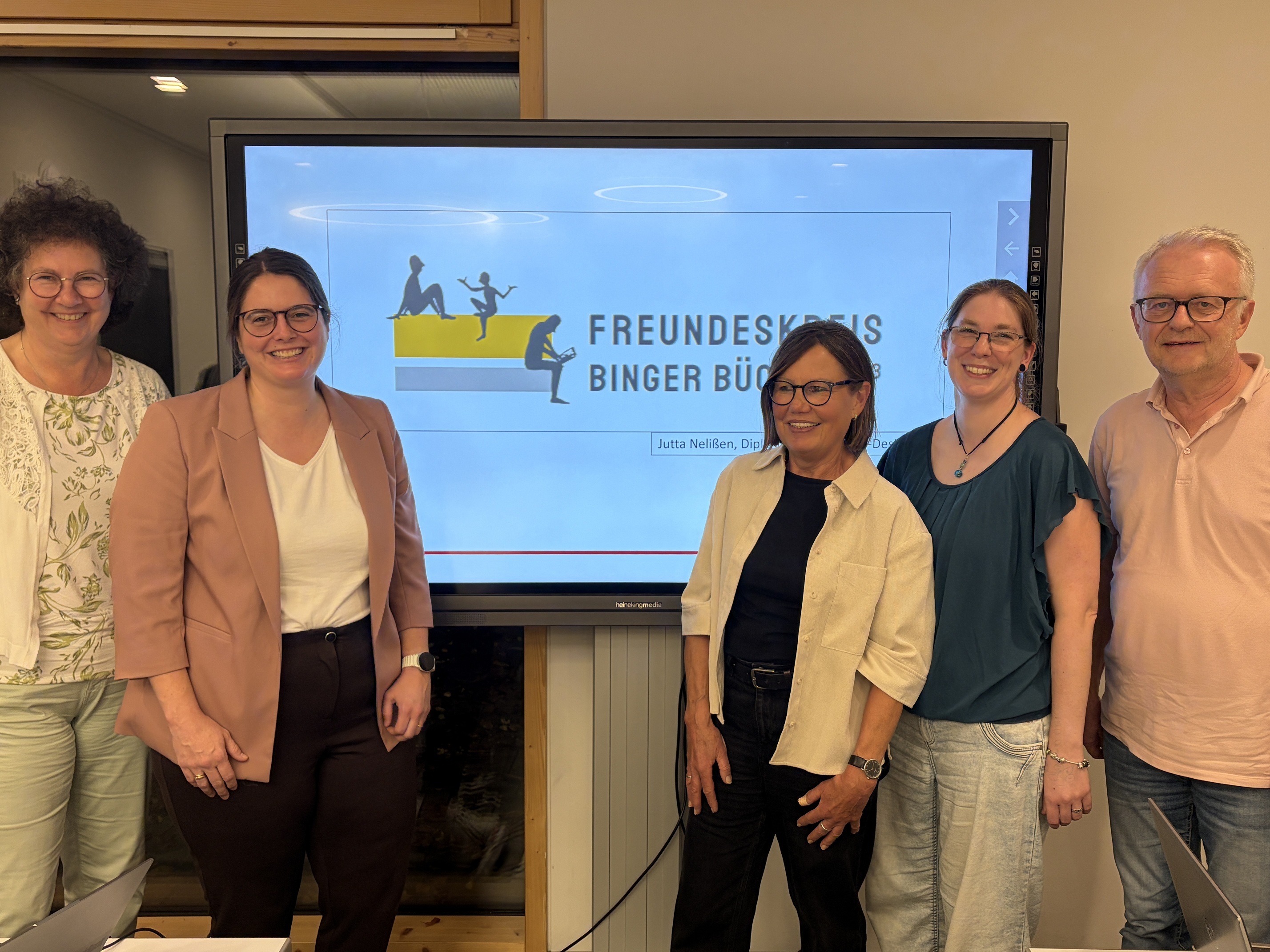 Der fünfköpfige Vorstand des Freundeskreis Binger Bücherei (v. l.): Christel Meyer, Anne Braden, Christiane Spira, Jennifer Müllerheim und Stefan Schrahe präsentierten beim Gründungstreffen das Logo von Jutta Nelissen.