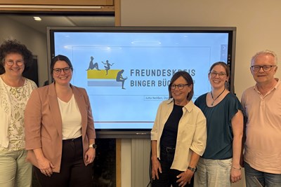 Der fünfköpfige Vorstand des Freundeskreis Binger Bücherei (v. l.): Christel Meyer, Anne Braden, Christiane Spira, Jennifer Müllerheim und Stefan Schrahe präsentierten beim Gründungstreffen das Logo von Jutta Nelissen. Der fünfköpfige Vorstand des Freundeskreis Binger Bücherei (v. l.): Christel Meyer, Anne Braden, Christiane Spira, Jennifer Müllerheim und Stefan Schrahe präsentierten beim Gründungstreffen das Logo von Jutta Nelissen.