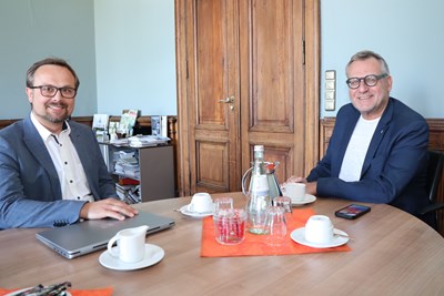 Oberbürgermeister Thomas Feser (re.) empfängt den Kanzler der Technischen Hochschule, Benedikt Blanz, in seinem Dienstzimmer.