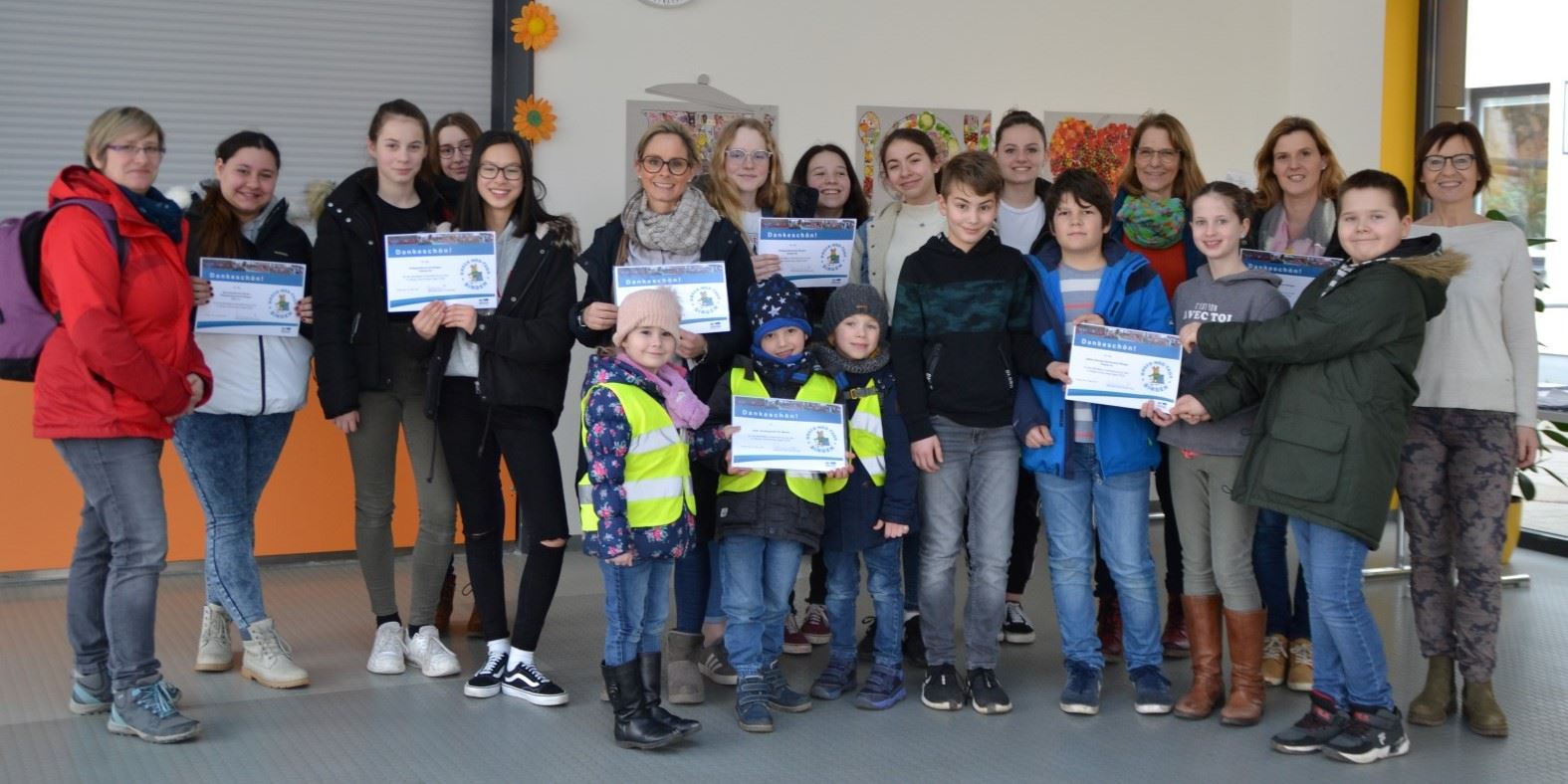 Wiebke Fleischmann (re.) von der Umweltabteilung der Stadt Bingen übergab am Freitag die Dankesurkunden. Die Schulen und Kindergärten die hier nicht mit dabei waren sowie die „Drecksammler“ vom Samstag bekommen die Urkunden zugeschickt.   |  Quelle: Stadt Bingen 