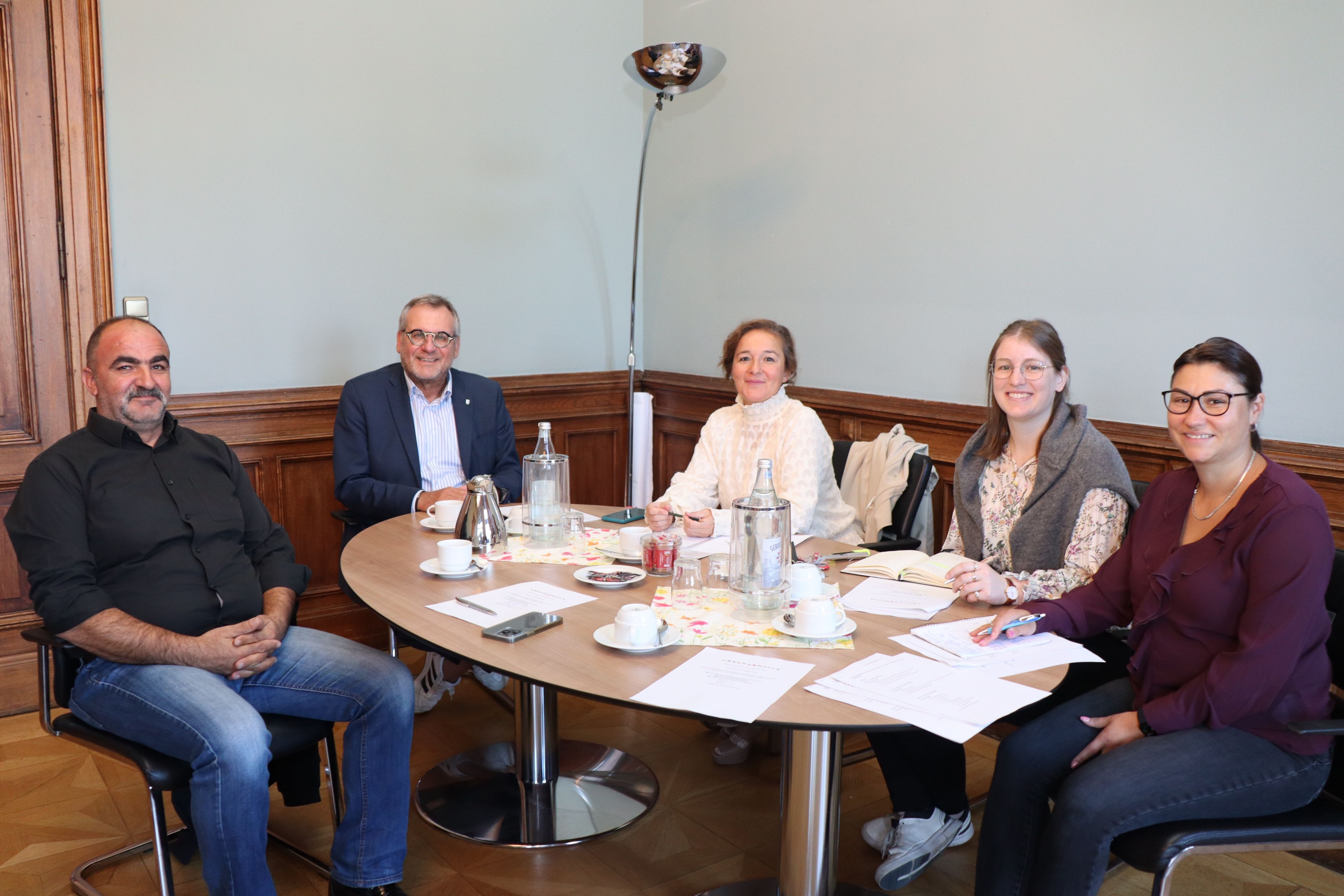 Hasan Dikilitas, Oberbürgermeister Thomas Feser, Mevlüde Kiymazaslan, Laura Ludwig und Nadja Kiese (v. l.) beim Vorbereitungsgespräch.