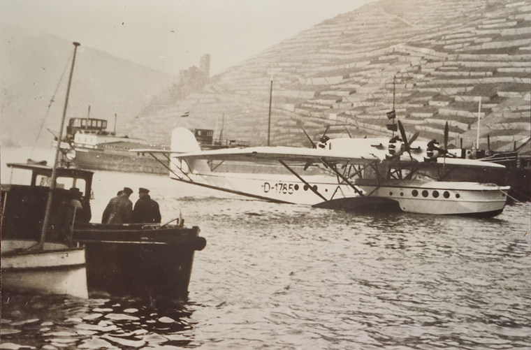 Ein Flugboot wassert.
