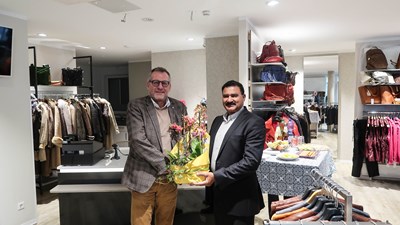 Oberbürgermeister Thomas Feser gratuliert Ahmad Shamshad zur Neueröffnung in Bingen.