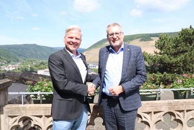 Wollen weiterhin gut zusammenarbeiten: der neue Rüdesheimer Bürgermeister Dirk Stuckert (links) und der Binger Oberbürgermeister Thomas Feser.
