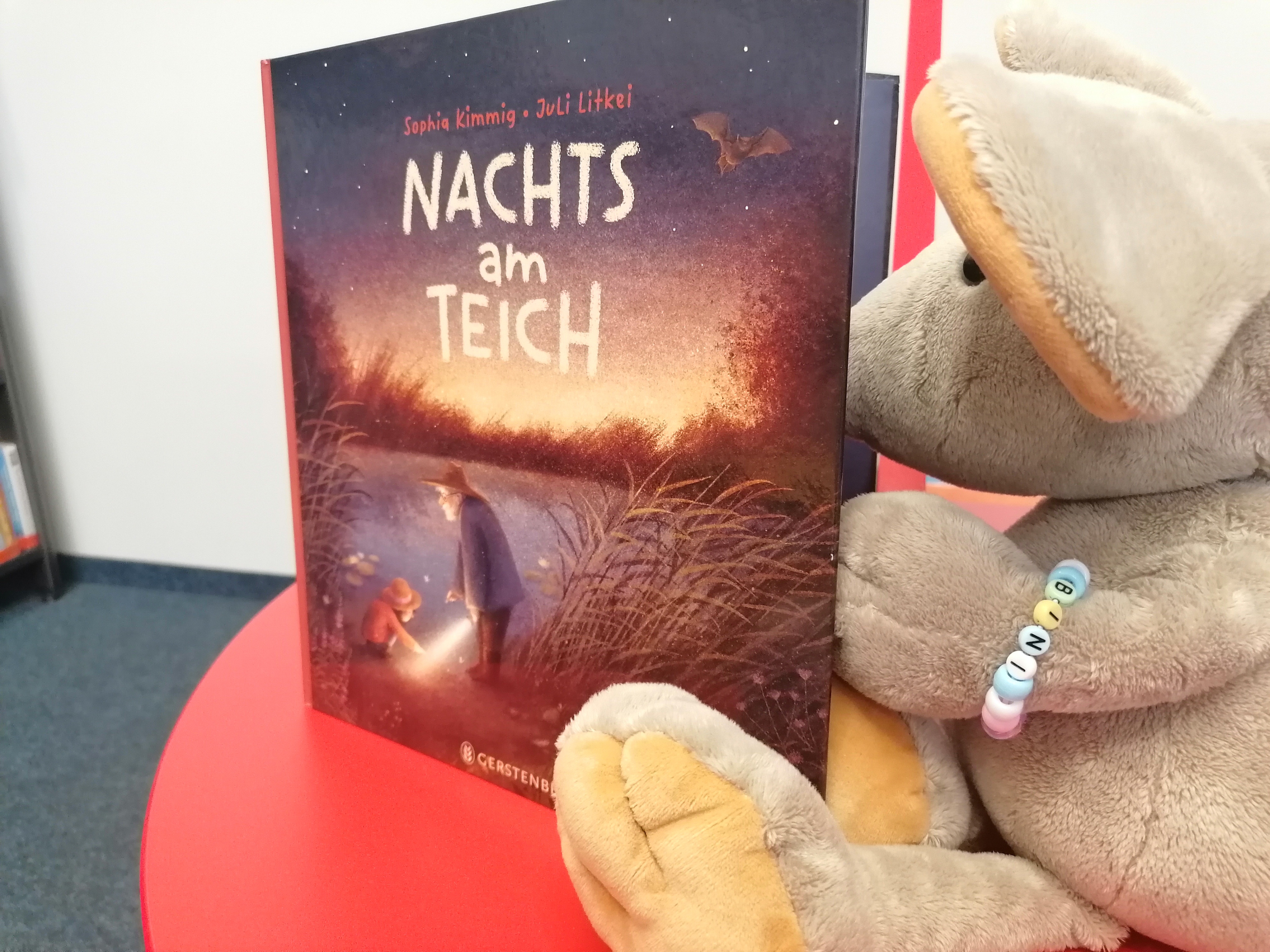 Bildunterschrift: Bini Lesemaus freut sich schon auf die Vorlesestunde beim NABU.