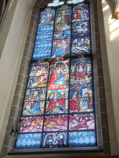 Das "Wurzel-Jesse-Fenster" wurde 1818 aus der Karmeliterkirche Boppard ausgebaut und verkauft. Der Verkehrs- und Verschönerungs-Verein Boppard rekonstruierte es, druckte es 1:1 auf eine Stoffbahn und brachte es in der ursprünglichen Fensternische an.