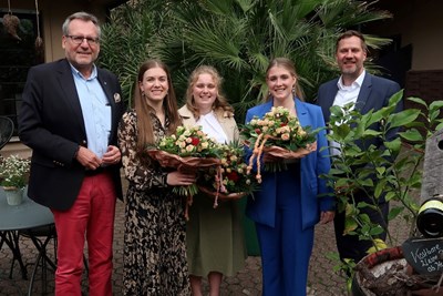 Oberbürgermeister Thomas Feser (li.) mit den neu gewählten Weinmajestäten Isabel Ruhl, Emily Peters und Leonie Müller sowie TuK-Geschäftsführer Jens Thiele.