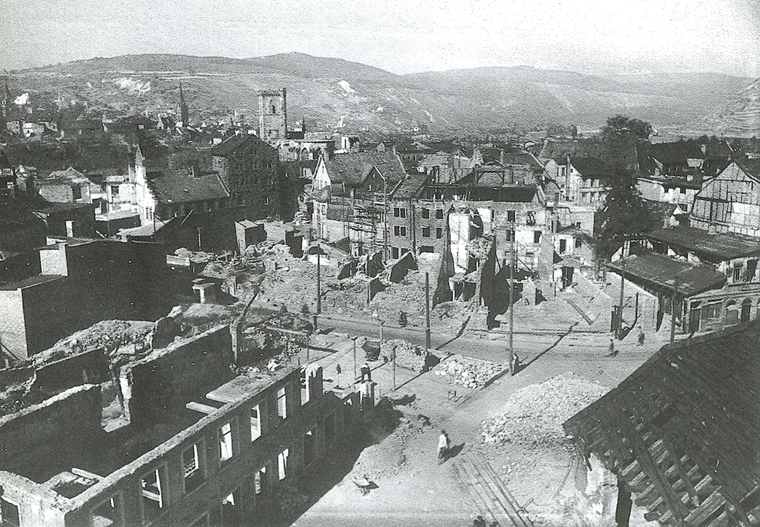 Bürgermeister-: Neff-Platz ca. 1946. Der Schutt ist bereits abtransportiert. Rechts unten Schienen für die Trümmerschutt-Loren.