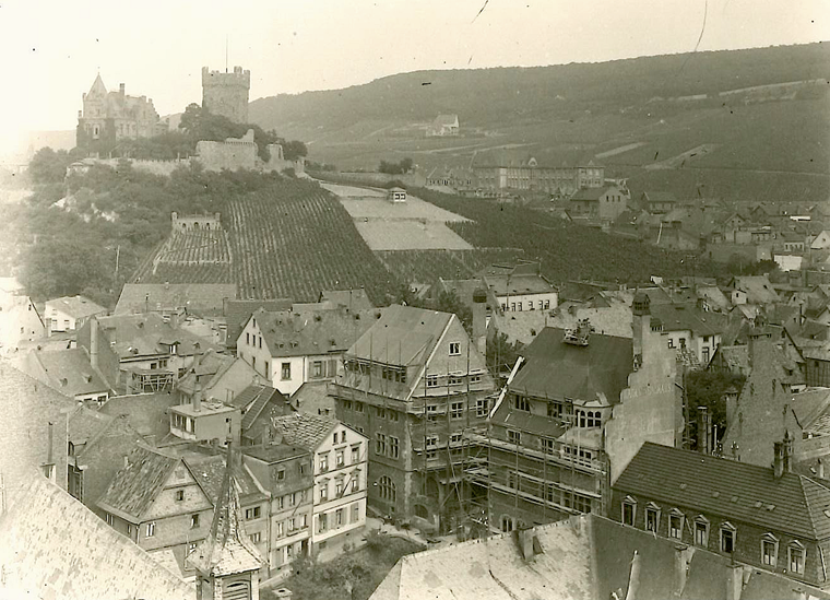 Eine Fotografie der Burg Klopp von 1910 mit Einblick in die Pfarrhofgasse