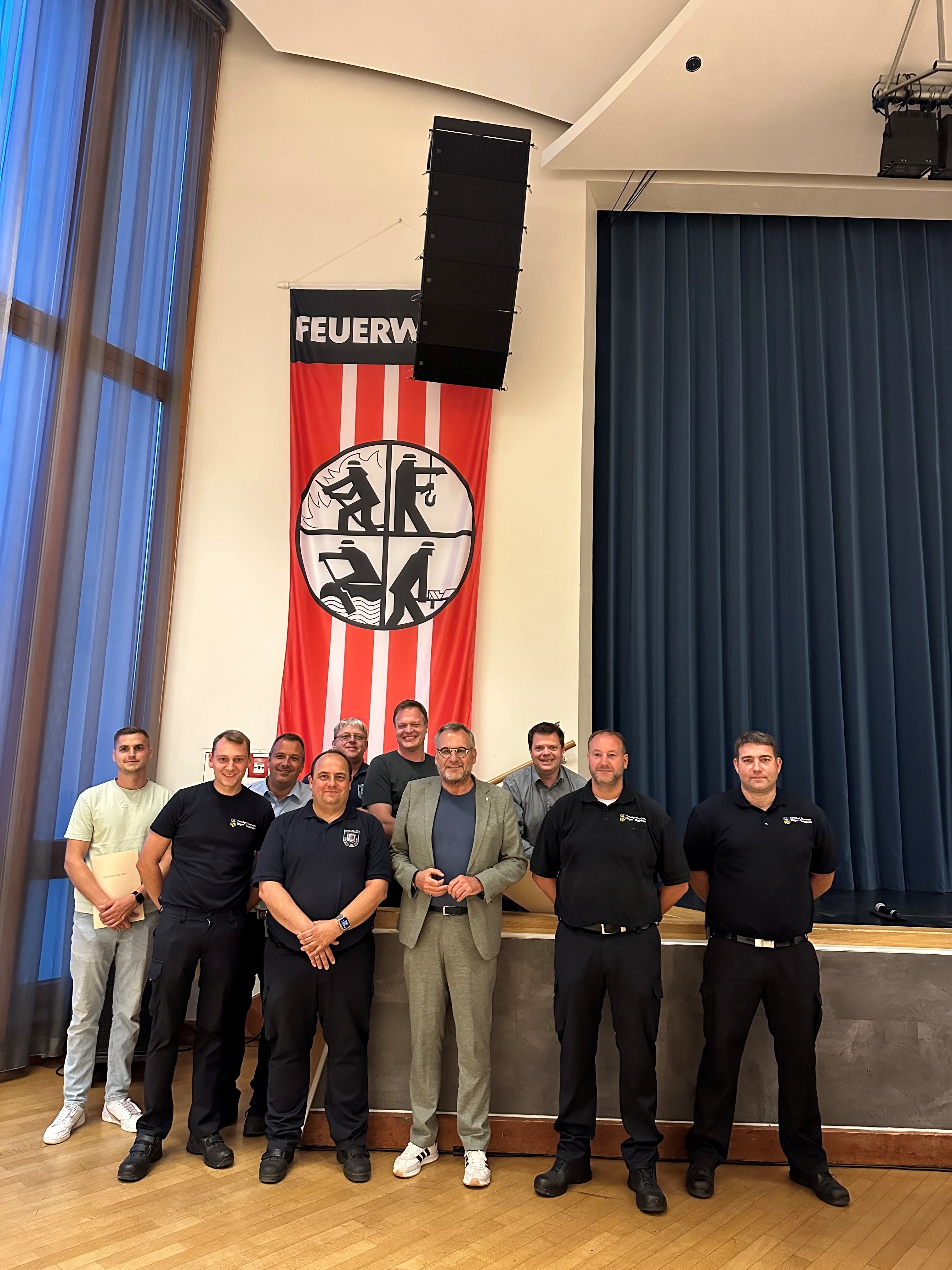 Oberbürgermeister Thomas Feser gratuliert den neu ernannten Führungskräften der Binger Feuerwehr.