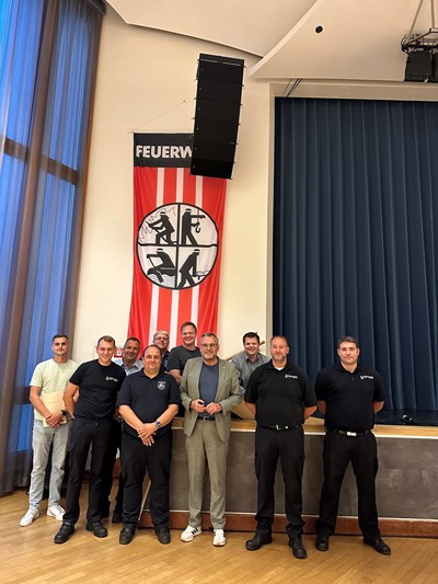 Oberbürgermeister Thomas Feser gratuliert den neu ernannten Führungskräften der Binger Feuerwehr.