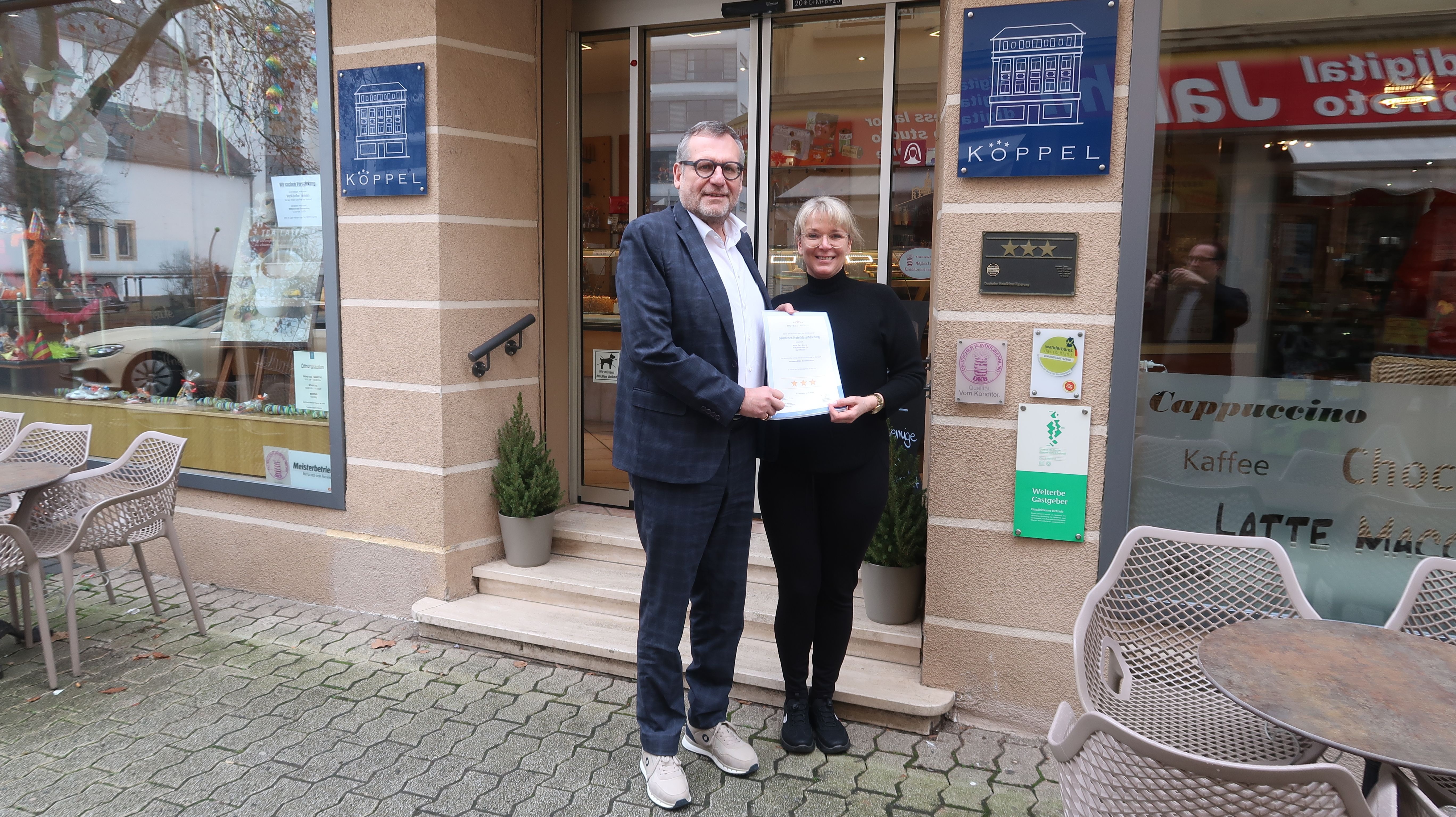 Oberbürgermeister Thomas Feser gratuliert Heike Köppel-Allesch zur 3-Sterne-Rezertifizierung durch den Deutschen Hotel- und Gaststättenverband.