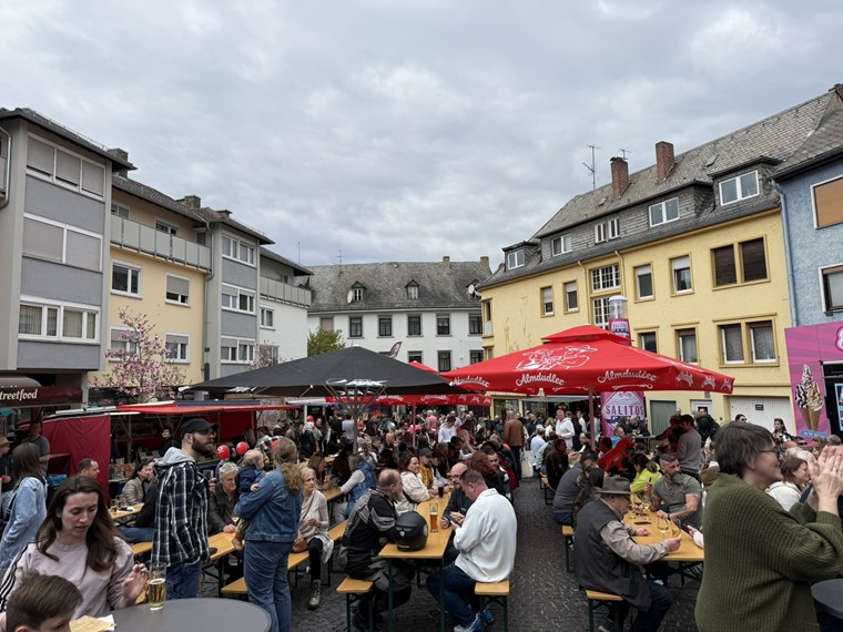 Die Binger Foodtruckmeile lädt zum gemütlichen Beisammensein ein.