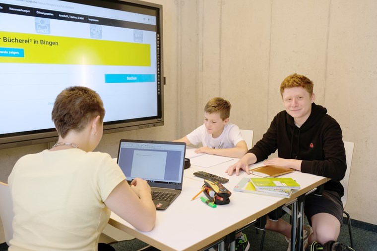 Gemeinsam können Schülerinnen und Schüler vor Ort in der Bücherei lernen.