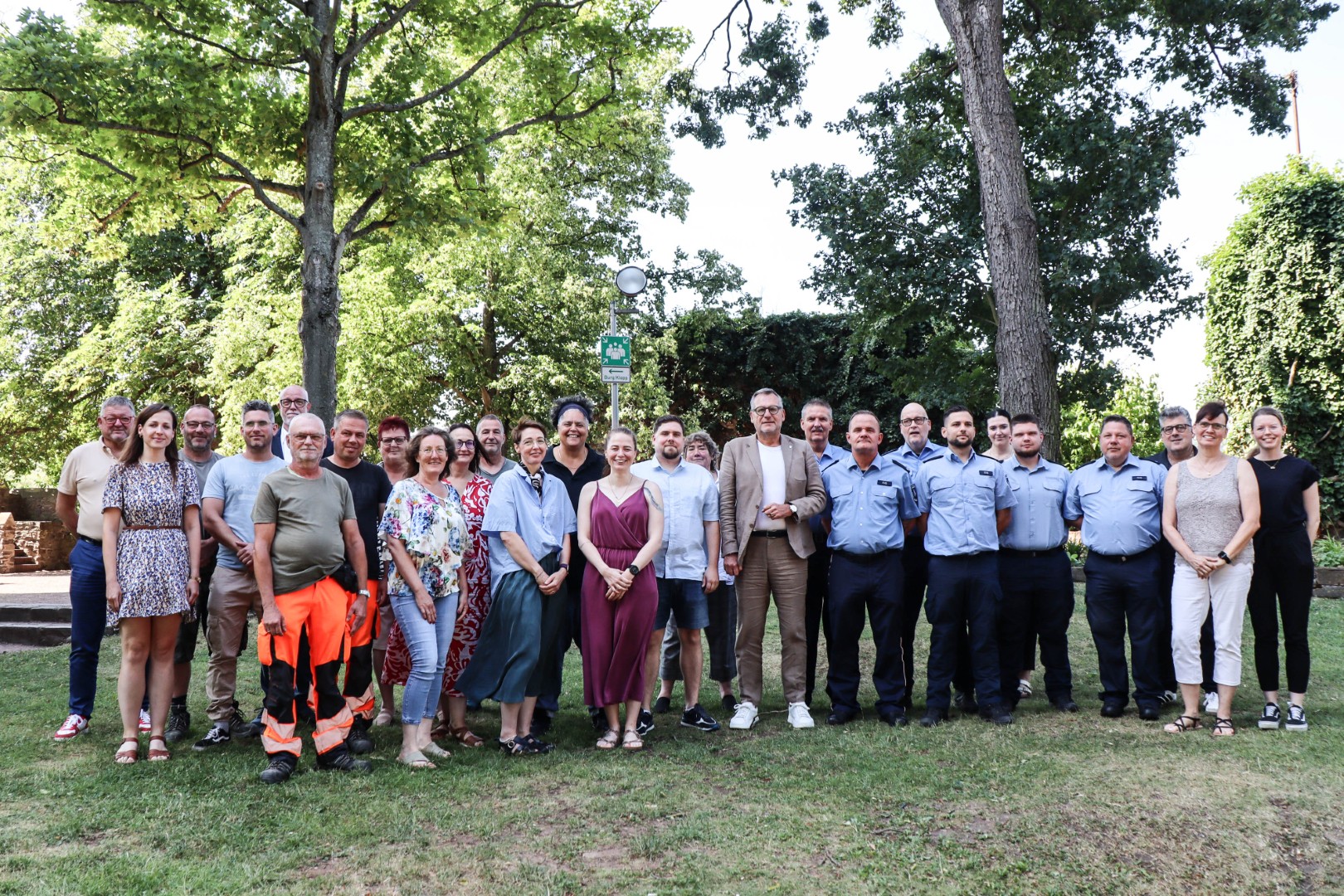 Die Teilnehmerinnen und Teilnehmer der heutigen Feierstunde sowie Vertreterinnen und Vertretern der Verwaltung und Oberbürgermeister Thomas Feser beim anschließenden Gruppenbild.