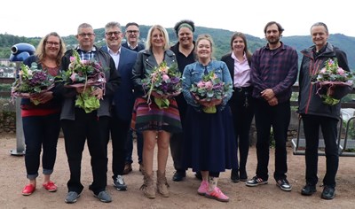 Nach der kleinen Feierstunde stellten sich die Geehrten mit Bürgermeister Ulrich Mönch, Vorgesetzten und den Vertretenden des Personalrates zum Gruppenbild.