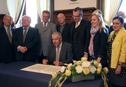 In Anwesenheit von Landtagsvizepräsident Heinz-Hermann Schnabel, Prinzess Schwätzerchen Diana und den Vertretern des Stadtrats unterzeichnen Bürgermeister Ivo Sanc und OB Thomas Feser die Partnerschaftsurkunde.