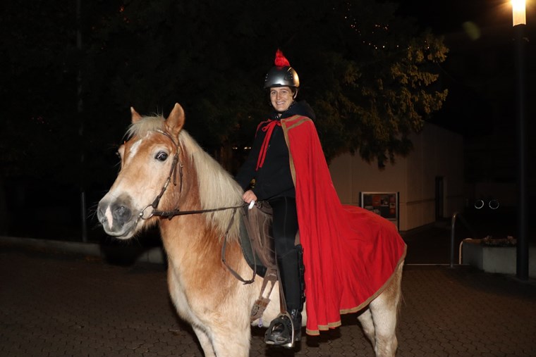 Martinsreiterin Tanja Berger. In Bingen tritt Sankt Martin als Soldat auf, in anderen Städten erscheint er (oder die Martinsreiterin) auch als Bischof.