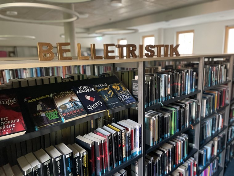 Die Belletristik-Abteilung ist im Obergeschoss der Bücherei zu finden. Die Belletristik-Abteilung ist im Obergeschoss der Bücherei zu finden.