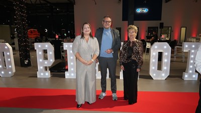 Oberbürgermeister Thomas Feser gratuliert Claudia (li.) und Sabine Pieroth zum  75-jährigen Firmengeburtstag.
