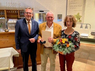 Der neuen Ehrenringträger Bardo Petry mit Ehefrau Elke und Oberbürgermeister Thomas Feser.
