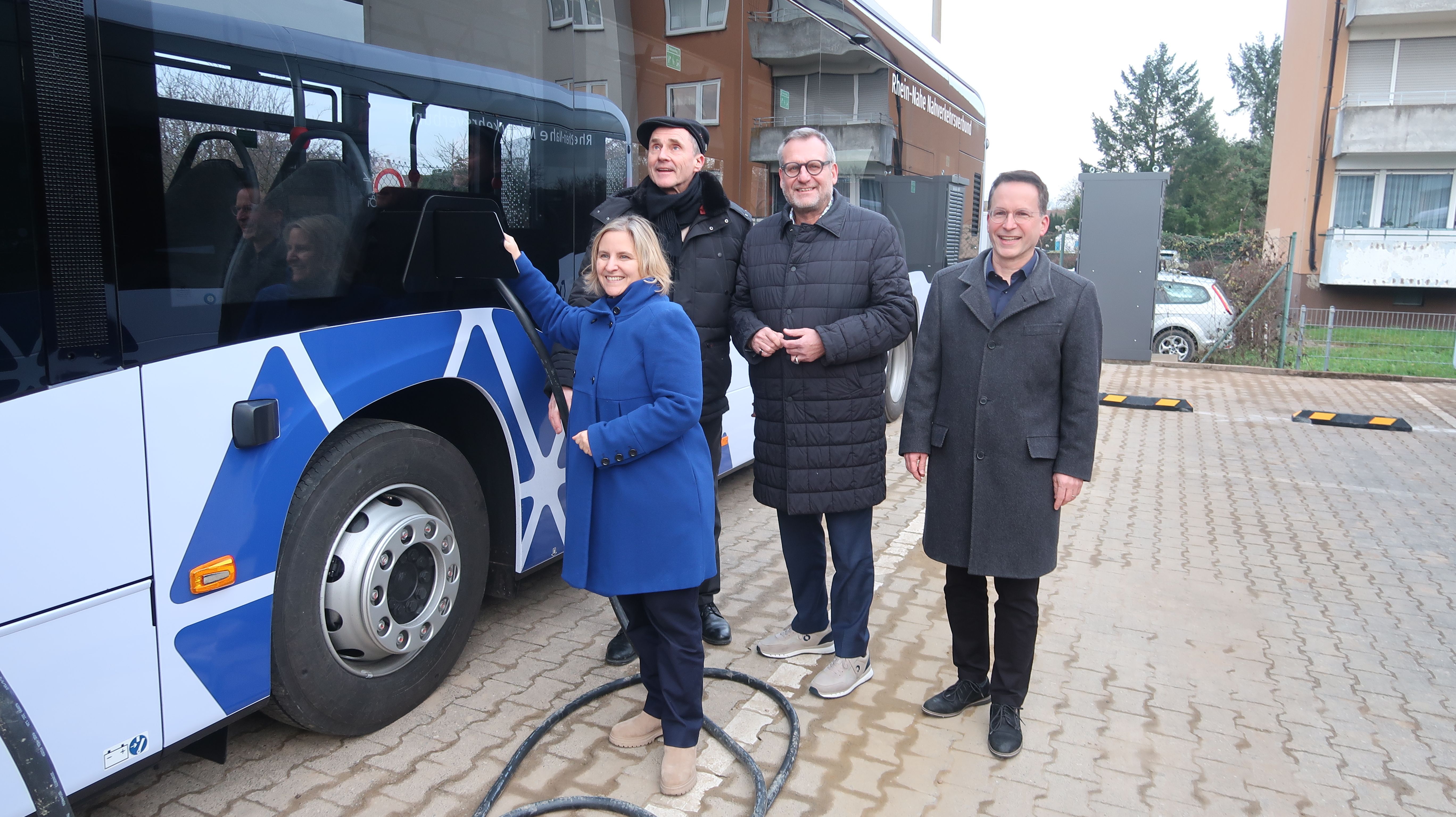 „Start frei für die neue E-Flotte“ (v. l.): Umweltministerin Katrin Eder, Wolfgang Hackauf (Leitung Flotte & Facility KRN), Oberbürgermeister Thomas Feser und  Michael Heilmann, Verbandsdirektor Zweckverband ÖPNV Süd.