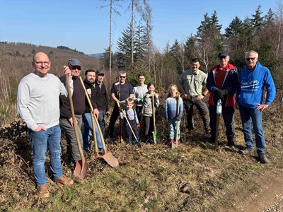 Engagierten sich beim Pflanzen mehrerer Obstsorten im Binger Wald: die Mitglieder des Lions Clubs Bingen