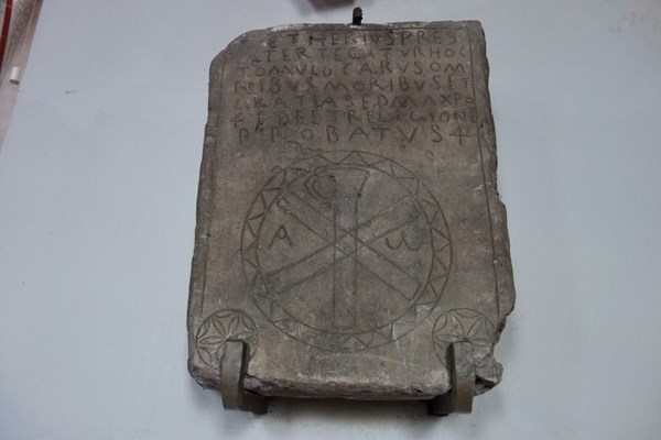 Dieser Stein ist der sogenannten Aetherius Stein, das älteste Zeugnis einer christlichen Gemeinde in Bingen (450-500 n. Chr.). Wo befindet er sich in der Basilika? 