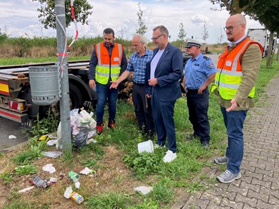 Machen sich gemeinsam ein Bild von der Situation im Gewerbepark: (v.l.n.r.) Mazen Kanaan (Amazon), Bauhofleiter Peter Heyn, Oberbürgermeister Thomas Feser, Ale-xander Jost vom Kommunalen Vollzugsdienst und Florian Werner (auch Amazon)