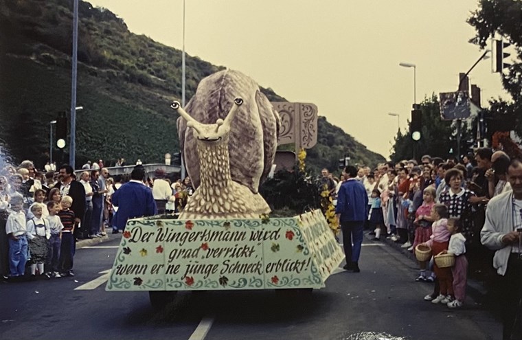 Ein Wagen beim Winzerfestumzug Anfang der 1990er Jahren.