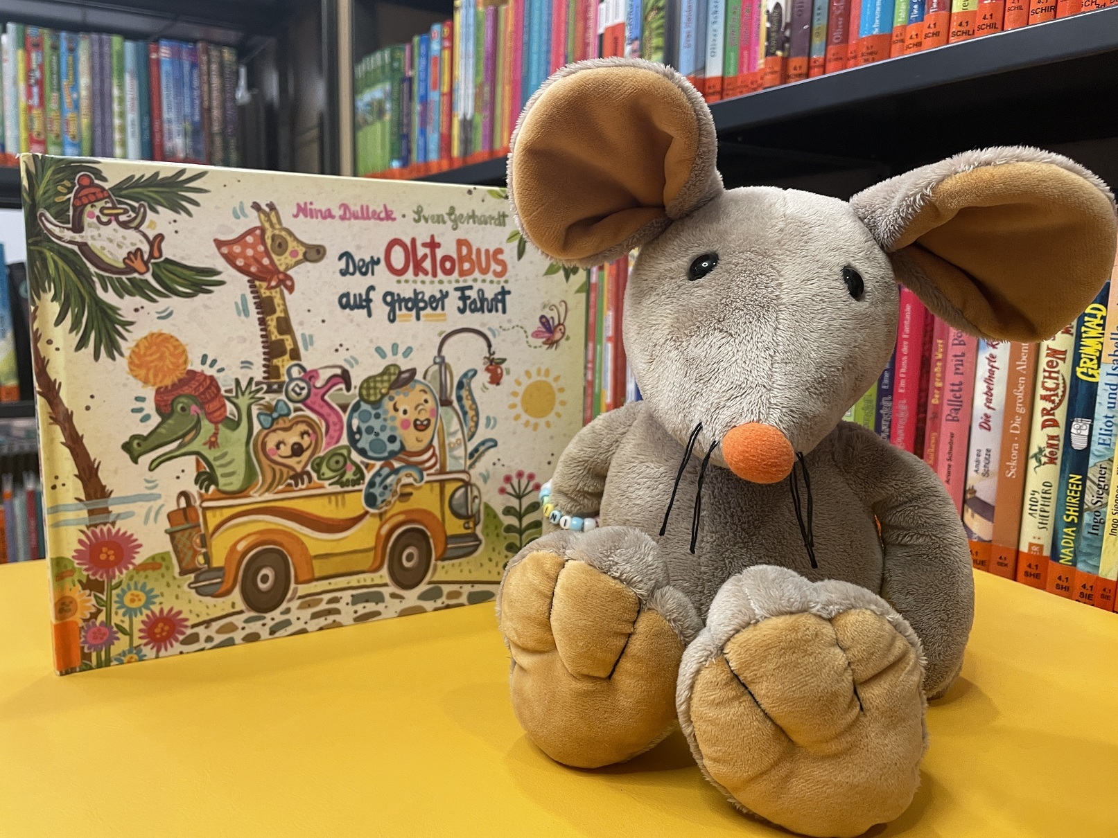 Bini-Maus freut sich auf die nächste Vorlesestunde.