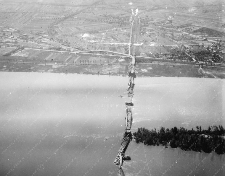 Die Trümmer der Hindenburgbrücke liegen im Rhein