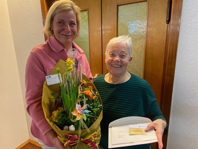 Die Binger Ehrenamtsbeauftragte Annette Hammel (li.) übergibt die Jubiläums-Ehrenamtskarte an Brigitte Gundlach.