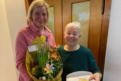 Die Binger Ehrenamtsbeauftragte Annette Hammel (li.) übergibt die Jubiläums-Ehrenamtskarte an Brigitte Gundlach.