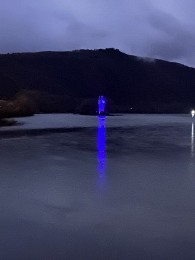Am Sonntag erstrahlte der Binger Mäuseturm in Blau.
