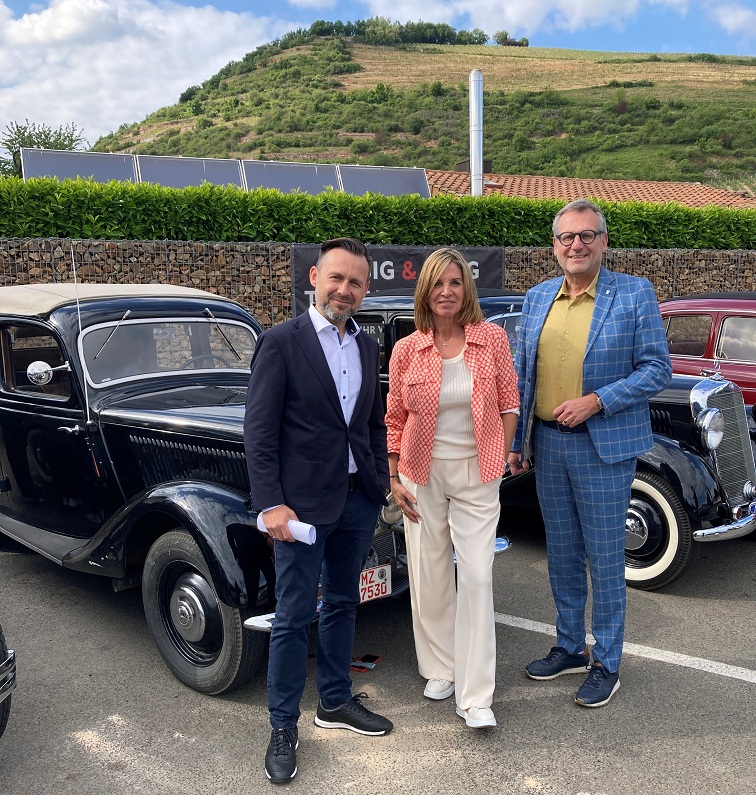 Oberbürgermeister Thomas Feser (re.) gratuliert Gesellschafterin Marion Lang und Geschäftsleiter Martin Svoboda zum 80-jährigen Bestehens des Autohauses Sinsig & Lang.