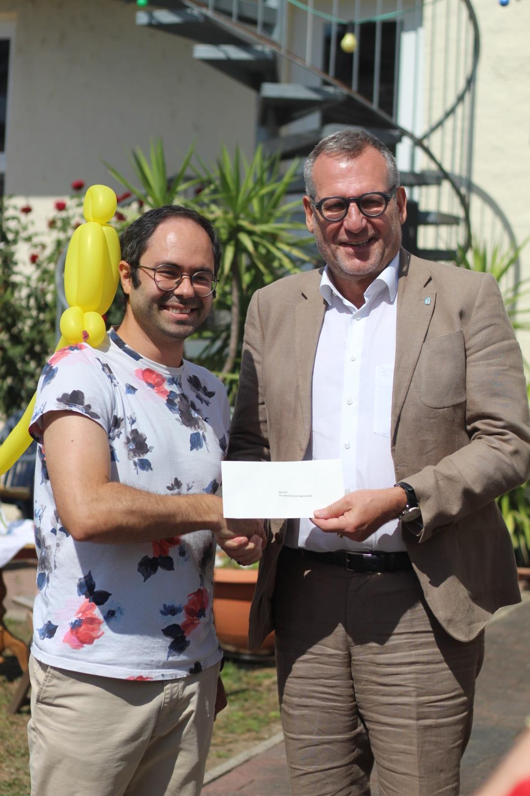 OB Thomas Feser gratuliert Pastor Artur Boldt zum 20-jährigen Jubiläum der BrunnenGemeinde.