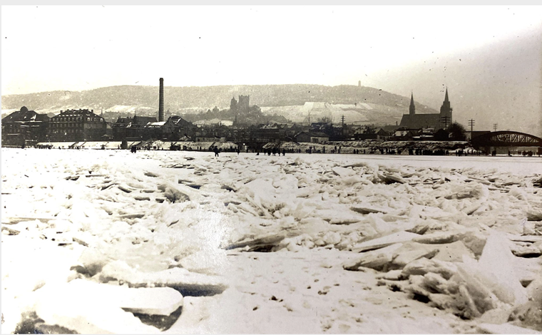 Der Zugefroerene Rhein von 1929 mit der Binger Skyline: u.a. Festhalle, Elektrizitätswerk (Schornstein!), Burg Klopp und Basilika.