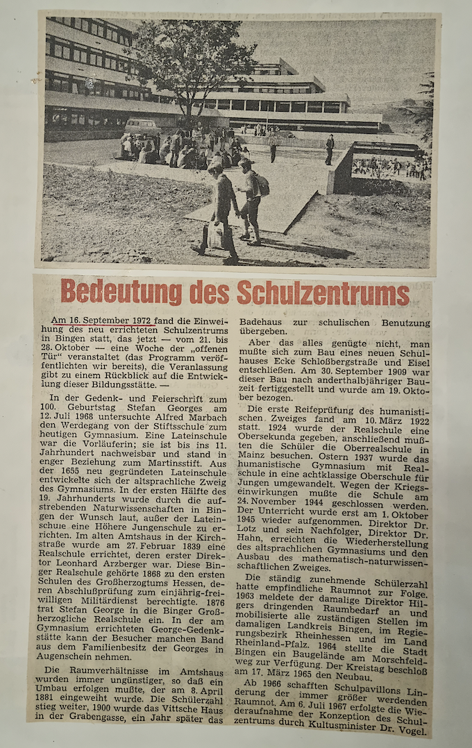 Ein Artikel in der Allgemeinen Zeitung vom 16. September 1972 über die Eröffnung des neuen Schulzentrums