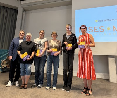 Bürgermeister Ulrich Mönch (li.) bedankt sich bei den ehrenamtlichen Helferinnen und bei Büchereileiterin Julia Löffler (re.).
