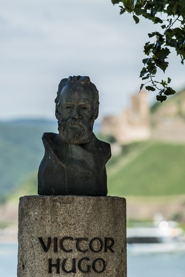Bueste von Victor Hugo, Dichter der Rheinromantik, am Kulturufer