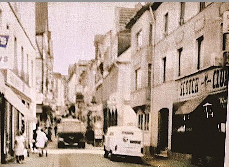 1973 bleibt den Fußgängern in der Salzstraße nur der schmale Bürgersteig.