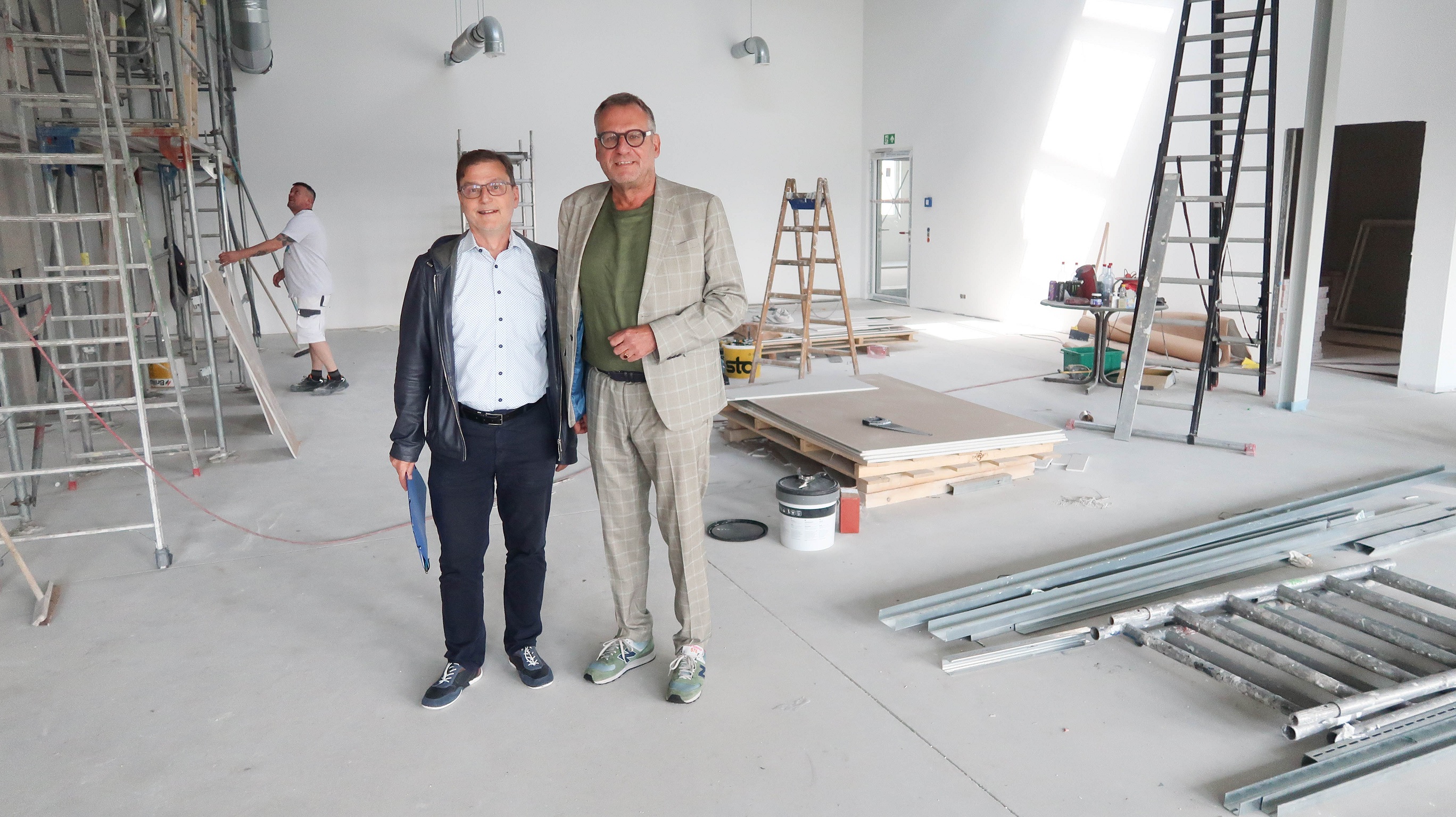 Oberbürgermeister Thomas Feser (re.) und vhs-Leiter René Nohr im zukünftigen Veranstaltungsraum.