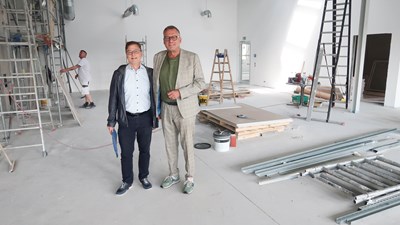 Oberbürgermeister Thomas Feser (re.) und vhs-Leiter René Nohr im zukünftigen Veranstaltungsraum.