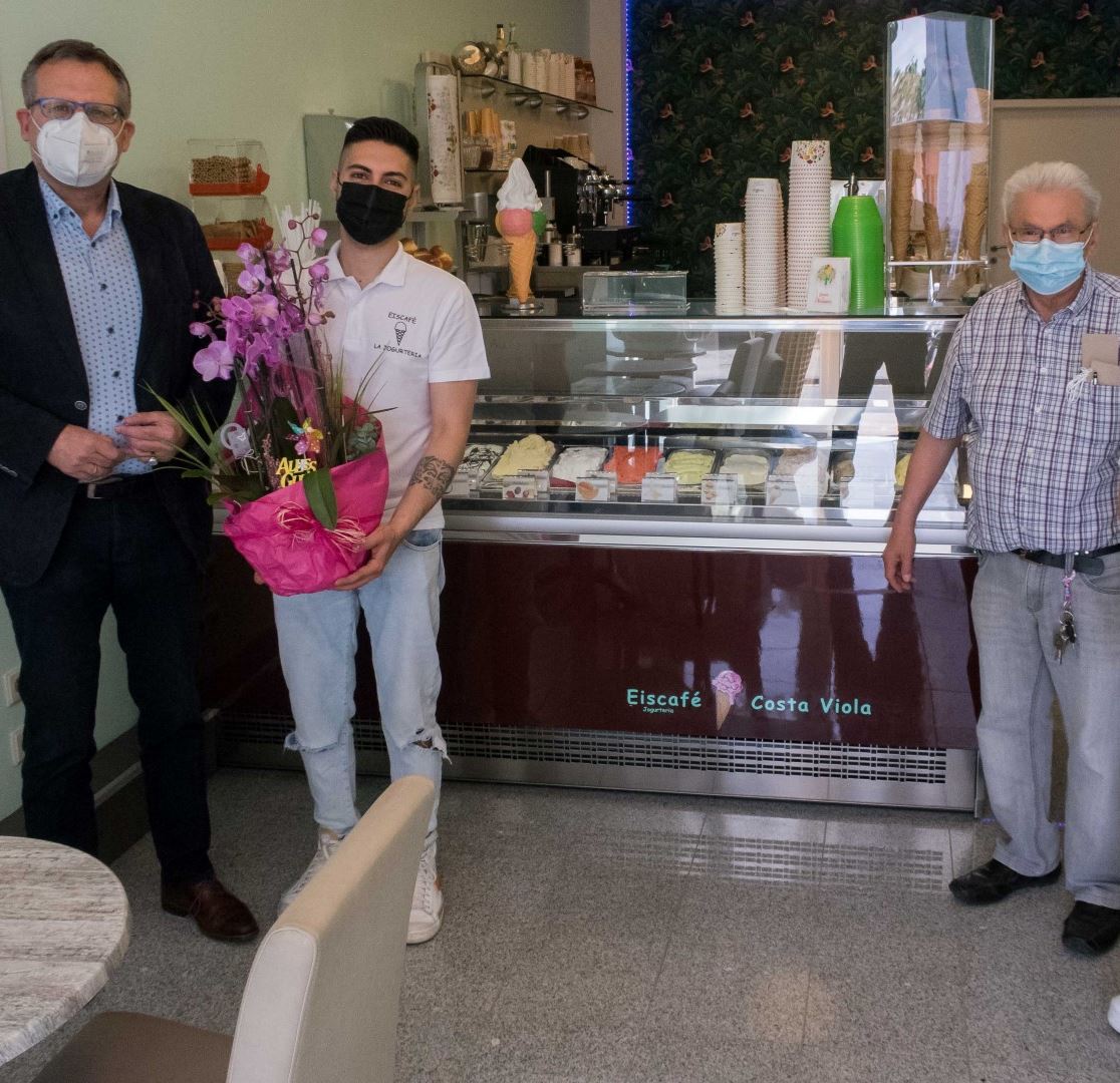 „Herzlichen Glückwunsch zur Neueröffnung des Eiscafés!“