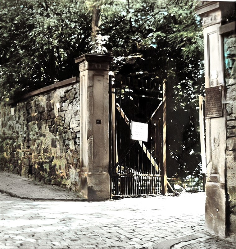 Der Haupteingang des Alten Friedhofs 1974.
