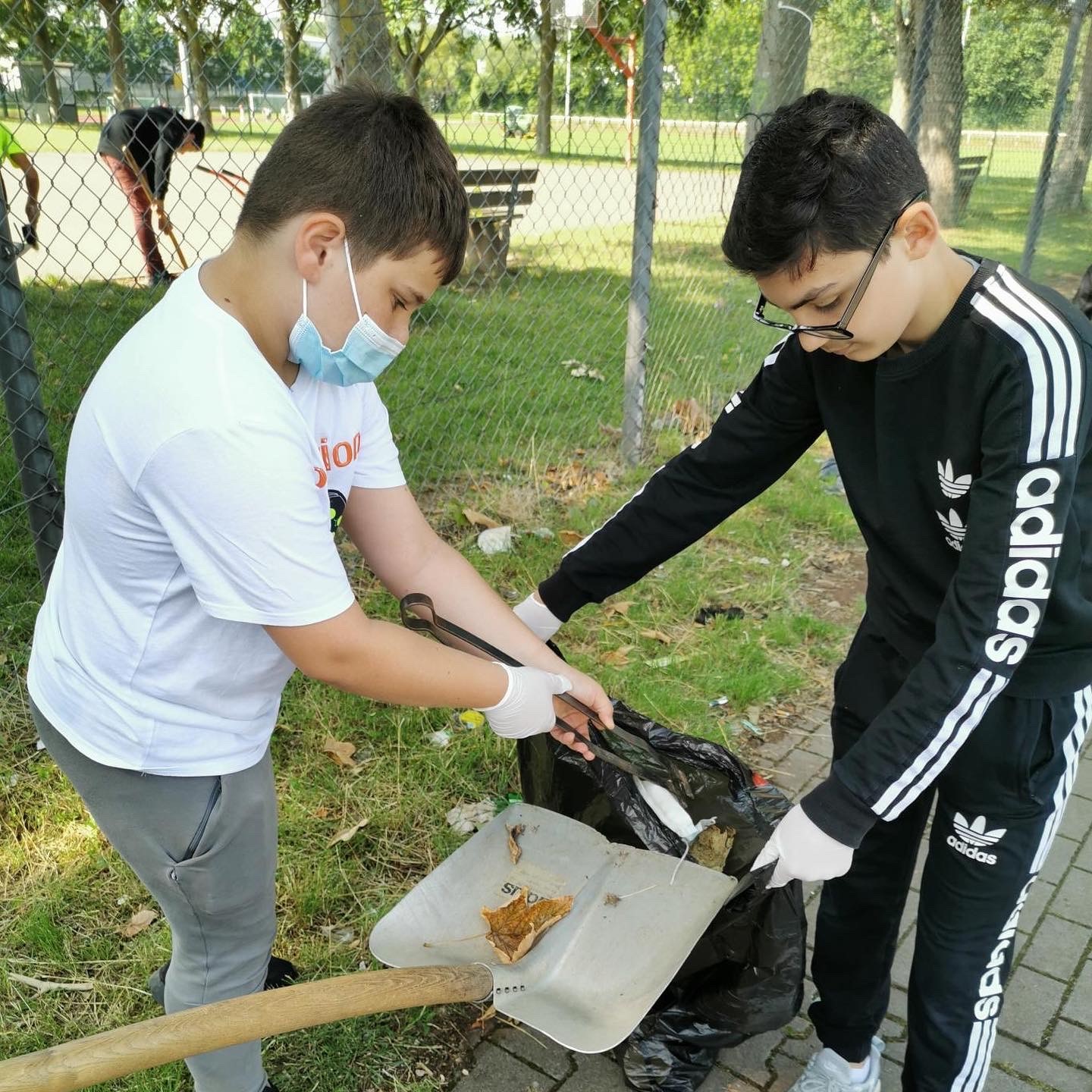 2021-07-02_Dreck-weg-Aktion_Rundsporthalle (3)  |  Quelle: Realschule plus Am Scharlachberg / Clemens Wandke