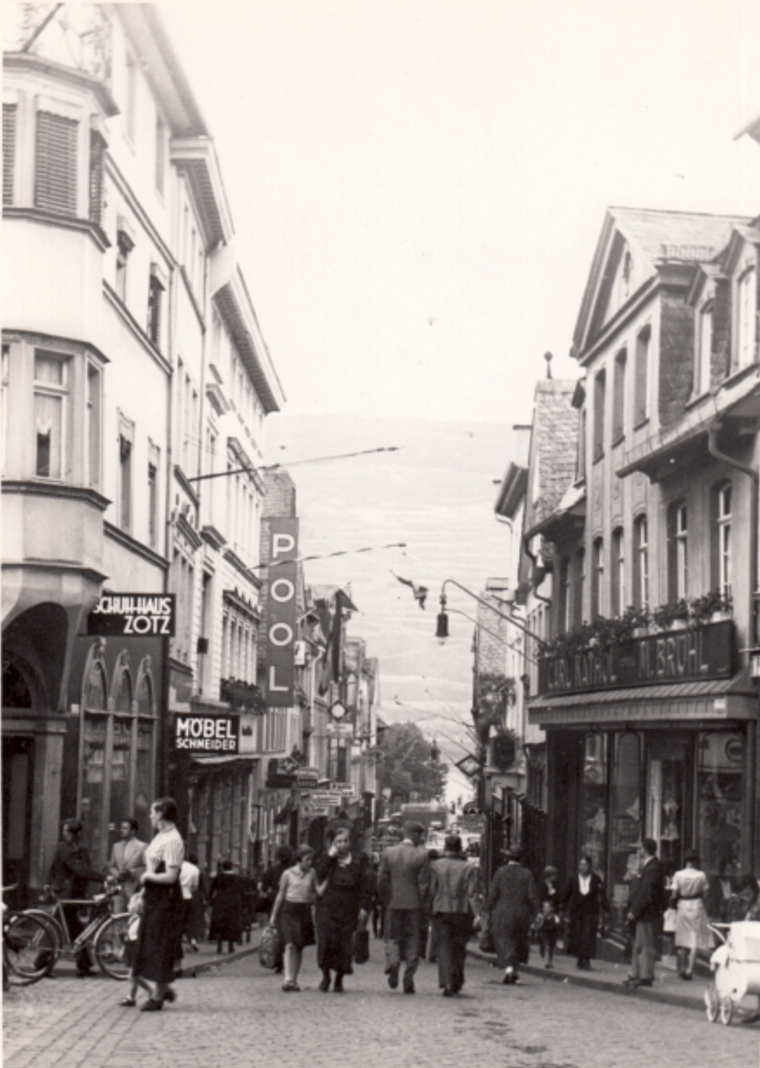 Reger Betrieb in der Salzstraße. Das Foto ist wahrscheinlich Ende der 1930er Jahre aufgenommen, vor den Kriegsschäden. kann es jemand zeitlich genauer einordnen?