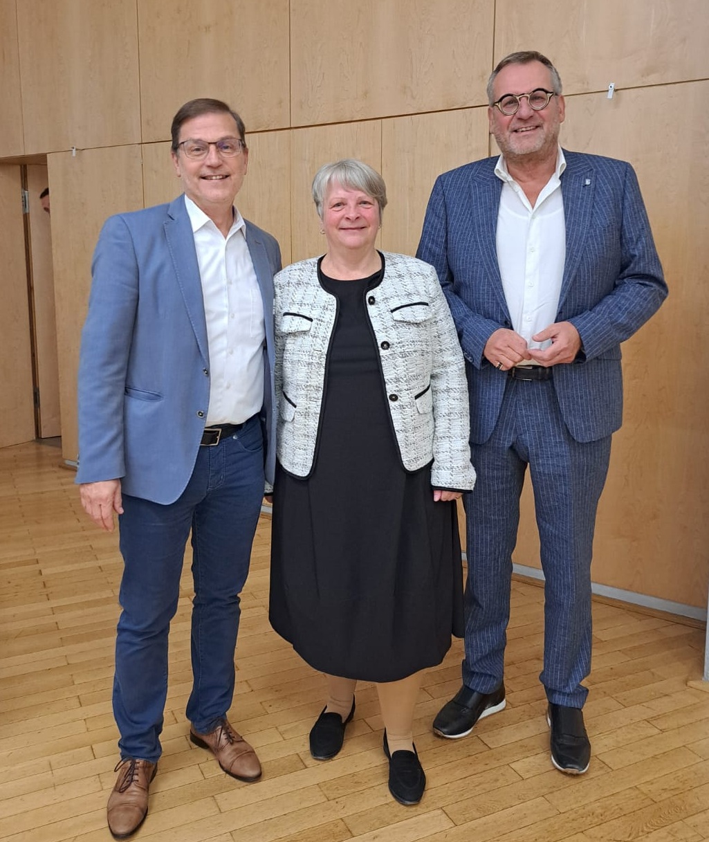 René Nohr, Leiter und Geschäftsführer der vhs Bingen, vhs-Verbandsdirektorin Ute Friedrich und Oberbürgermeister Thomas Feser.